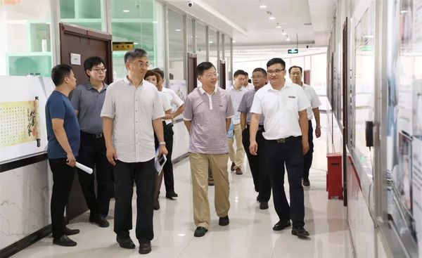 海港區(qū)政府領(lǐng)導(dǎo)參觀乾港集團